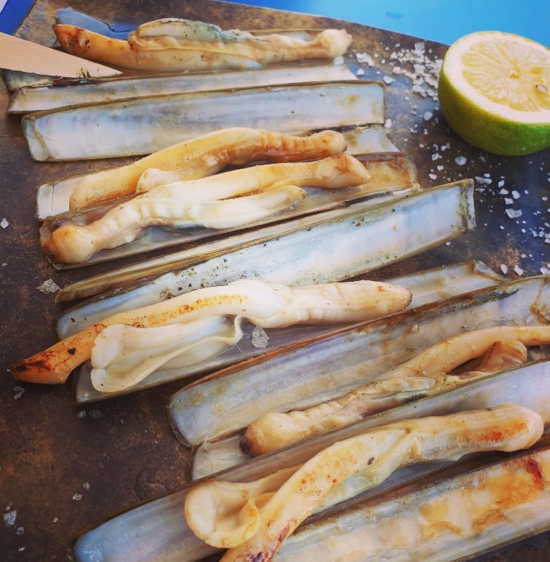 Navajas a la plancha con limón y sal servidas en El Galeón para empezar