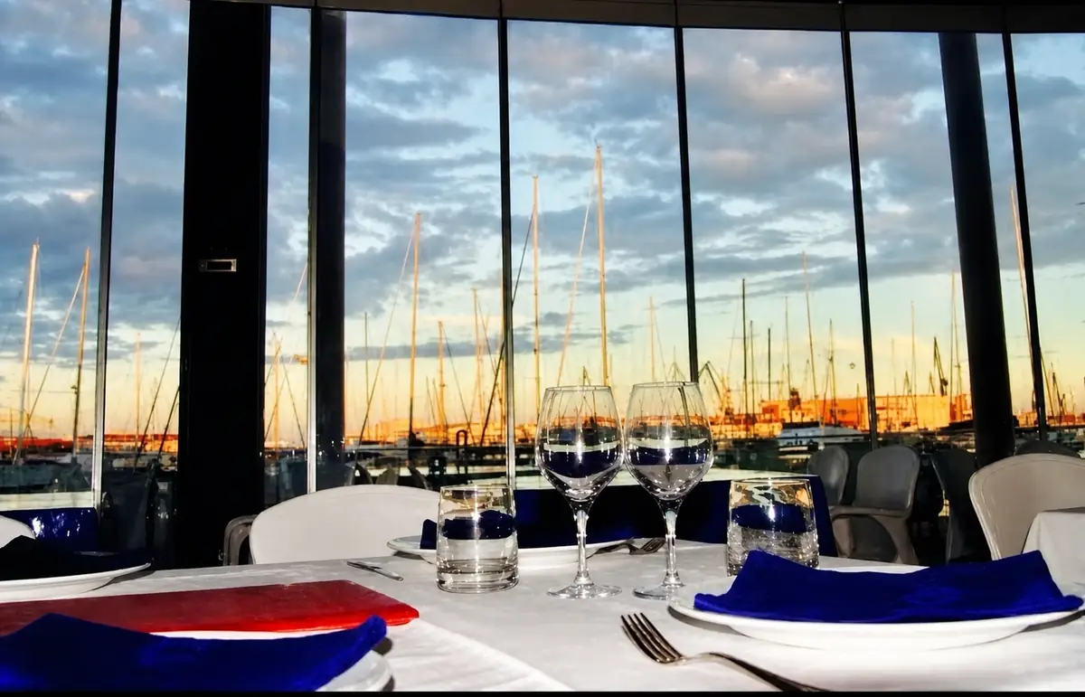 Comedor de El Galeón con vistas a los barcos del puerto