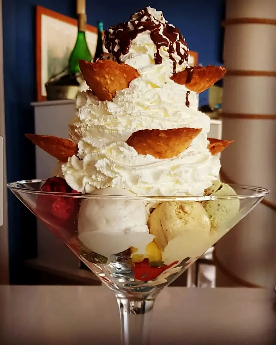 Copa de postre con helado, nata y chocolate de El Galeon