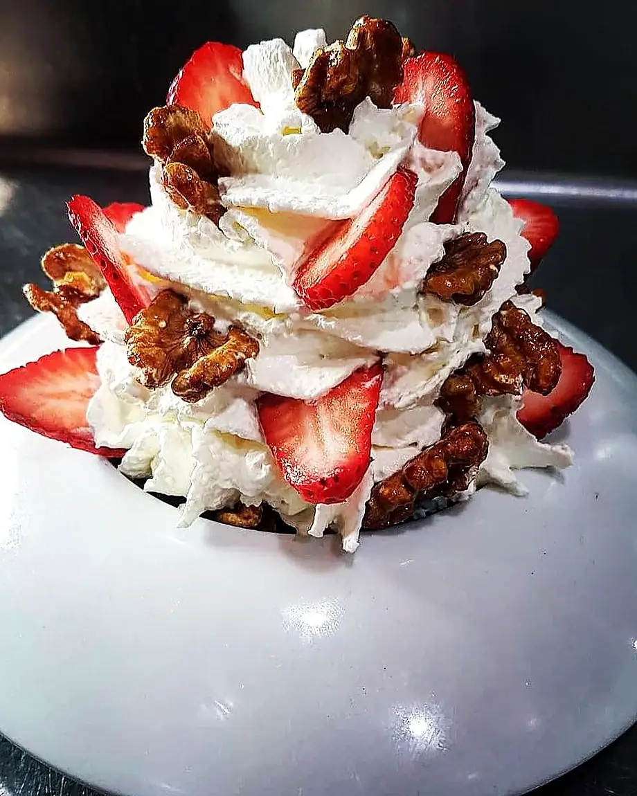 Postre de fresas, nata y nueces preparado en El Galeon