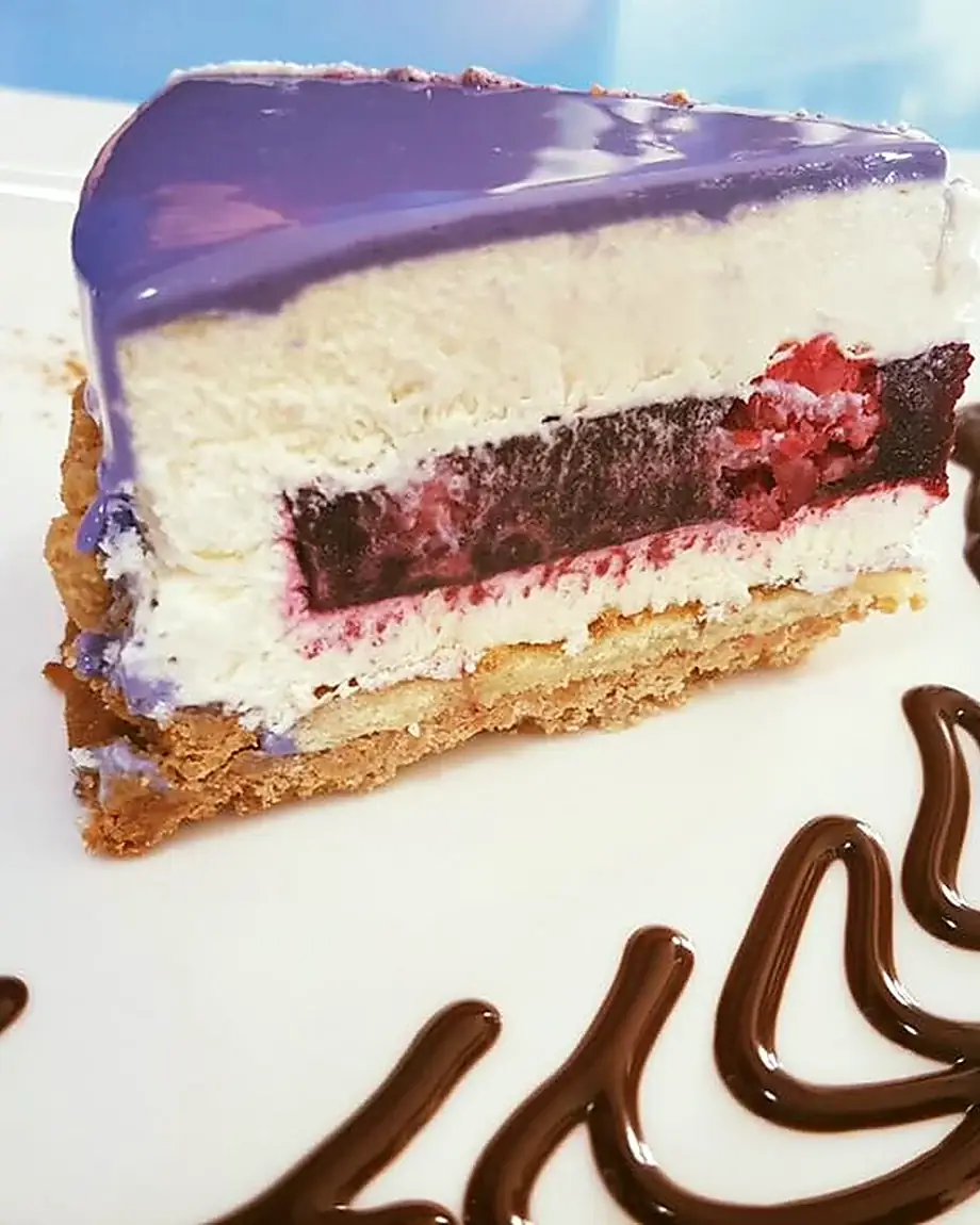 Porcion de tarta casera servida en El Galeon