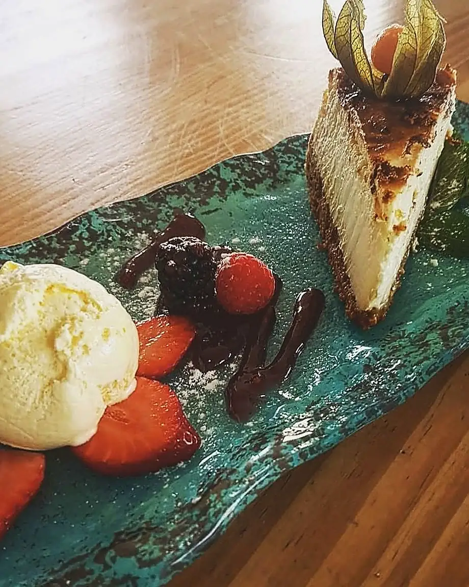 Tarta casera con helado y fruta de El Galeon